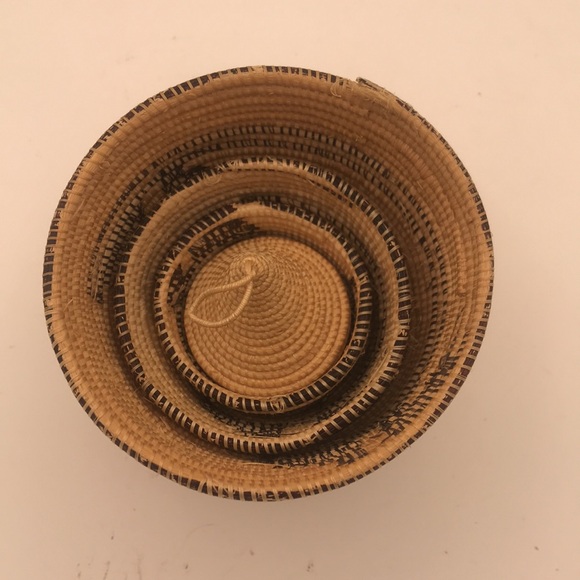 Rwandan Tutsi Nesting Baskets w/ Lids set of 5 - Picture 6 of 11